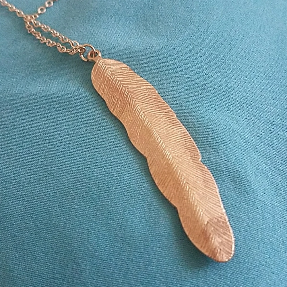 🔥3 layer feather pendant necklace🔥 - Picture 3 of 5